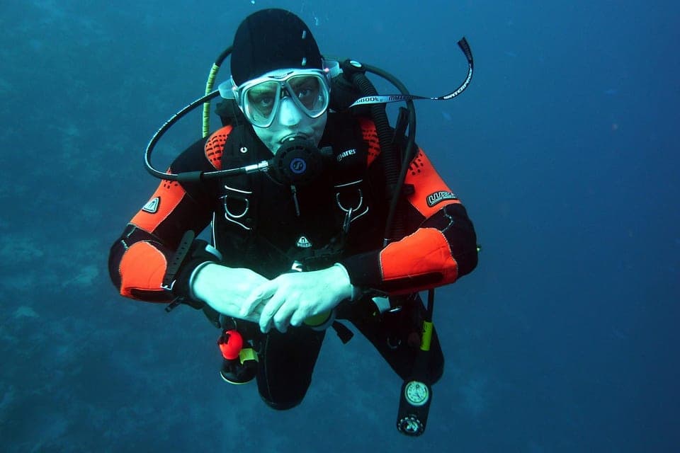 Nurek z wyposażeniem technicznym — rebreather
